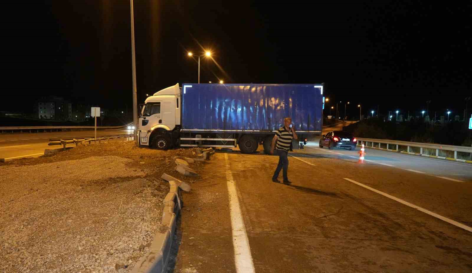 Kontrolden çıkan kamyon refüje çıktı 