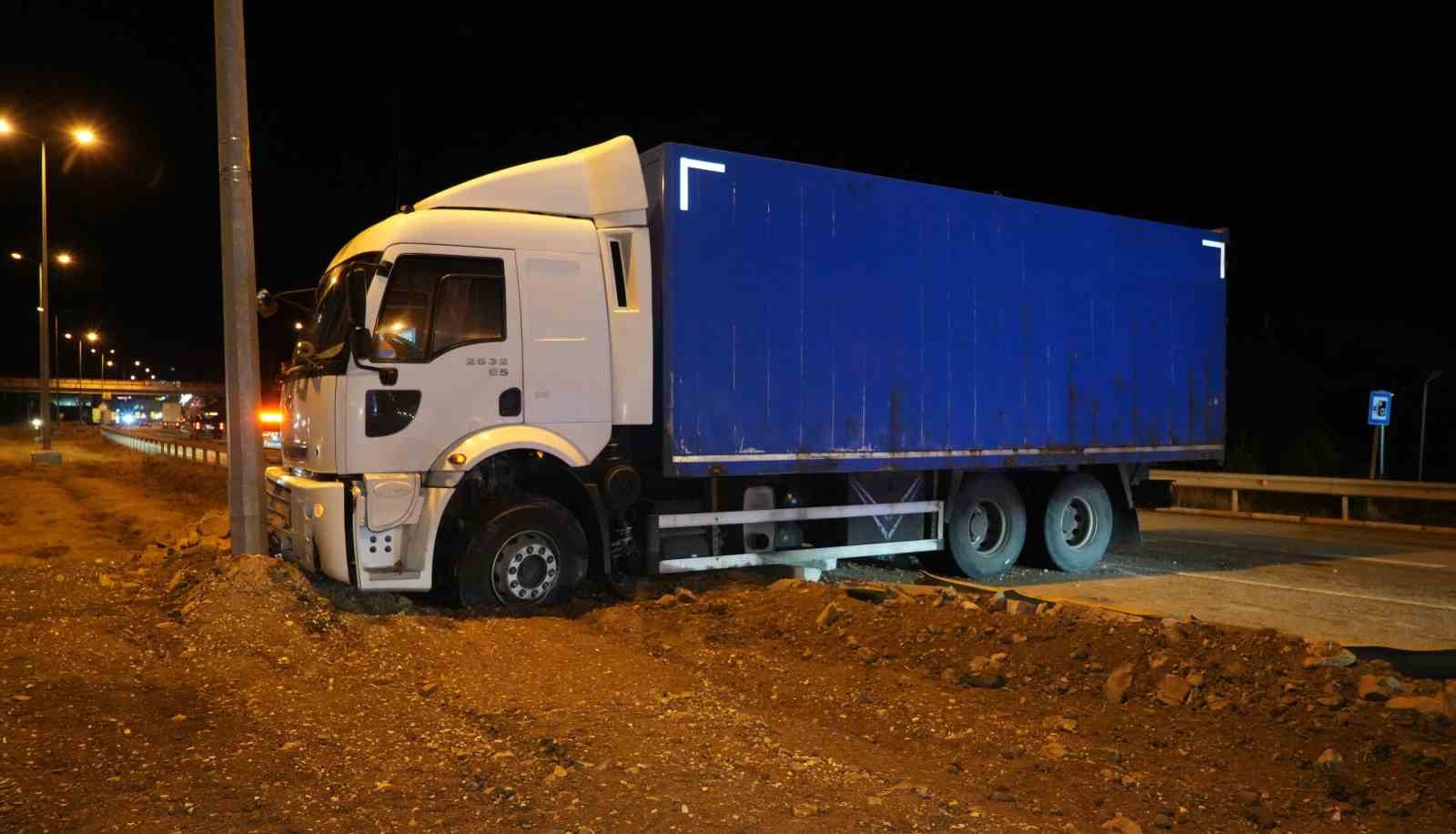 Kontrolden çıkan kamyon refüje çıktı 