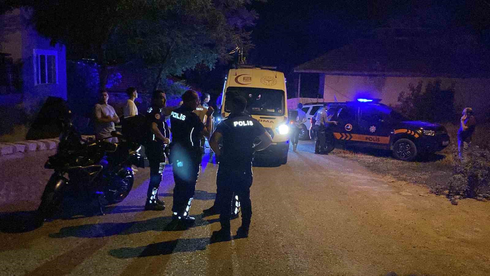 Tartışan 2 arkadaş birbirini bıçakladı: 2 yaralı 