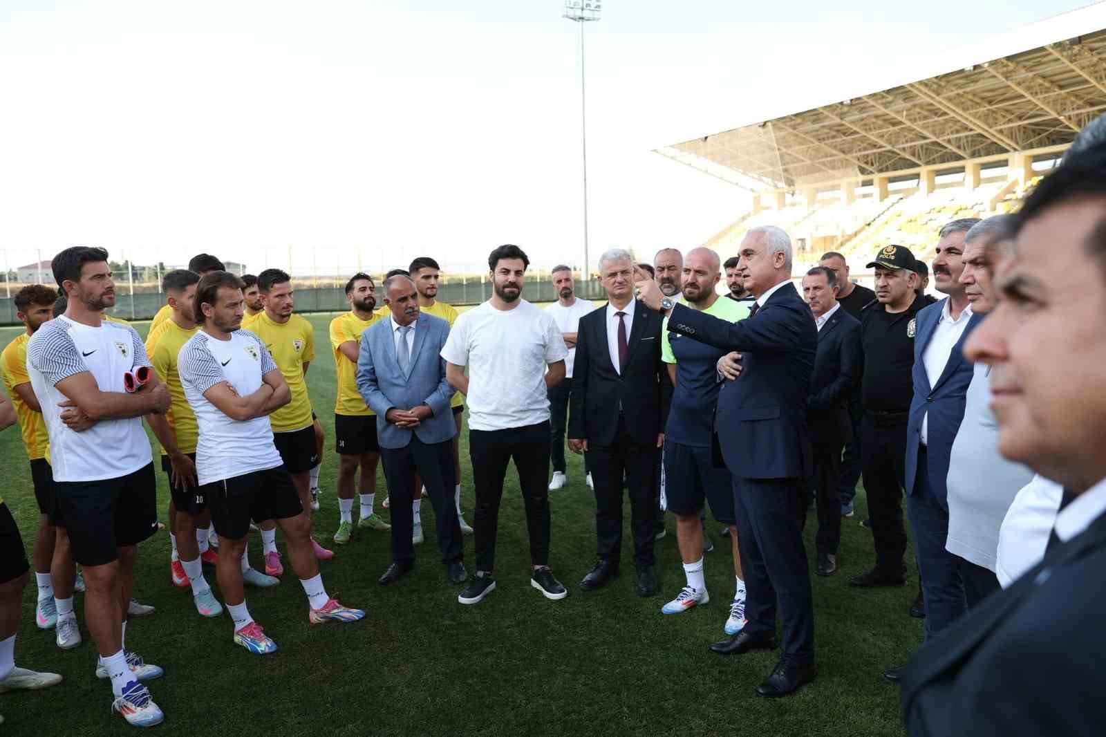Vali Çakır, Muşspor’un antrenmanını izledi ve takıma destek çağrısı yaptı 