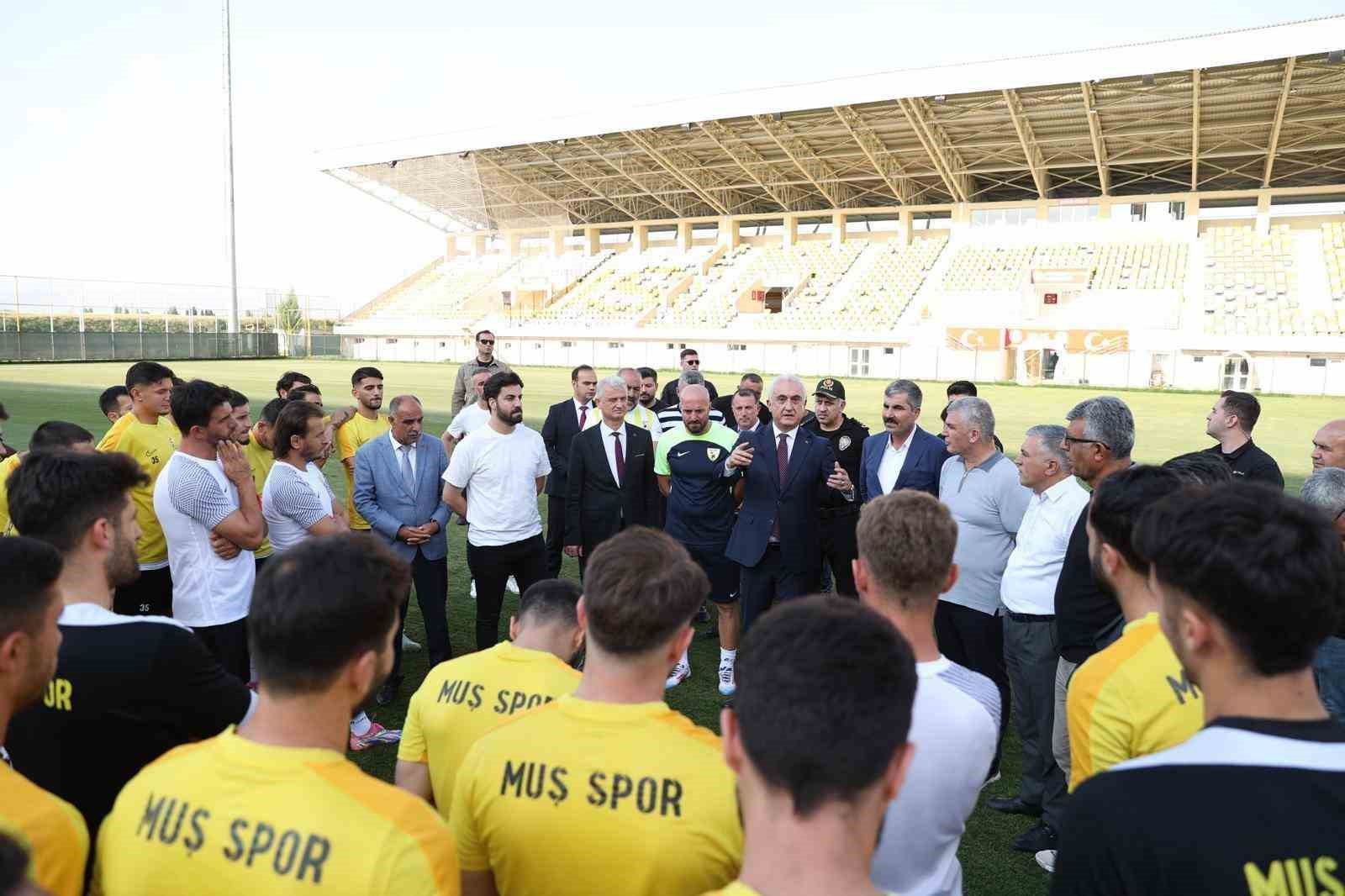 Vali Çakır, Muşspor’un antrenmanını izledi ve takıma destek çağrısı yaptı 