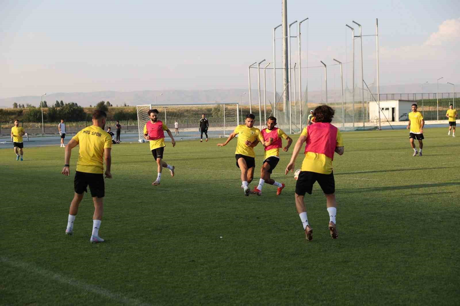Vali Çakır, Muşspor’un antrenmanını izledi ve takıma destek çağrısı yaptı 