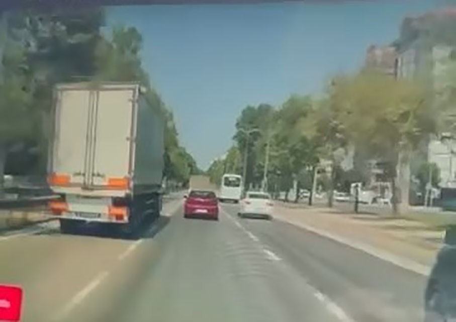 Tırın kör noktasında kalan otomobil, kullanılmaz hale geldi 