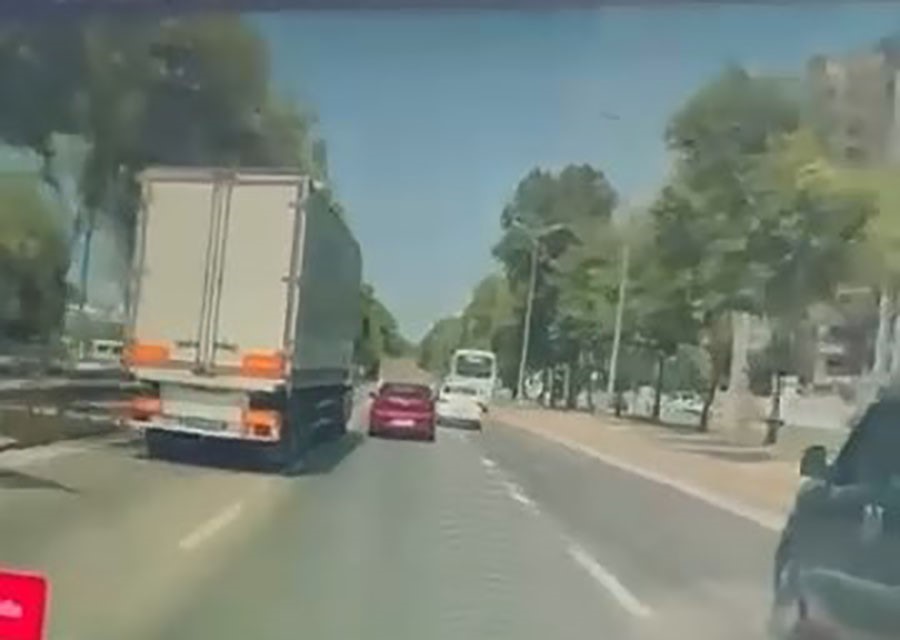 Tırın kör noktasında kalan otomobil, kullanılmaz hale geldi 