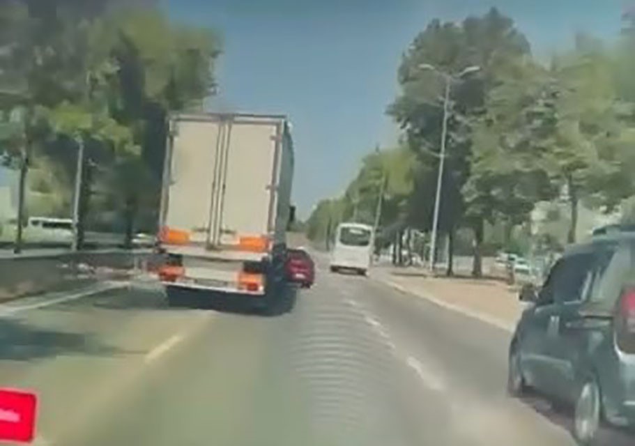 Tırın kör noktasında kalan otomobil, kullanılmaz hale geldi 