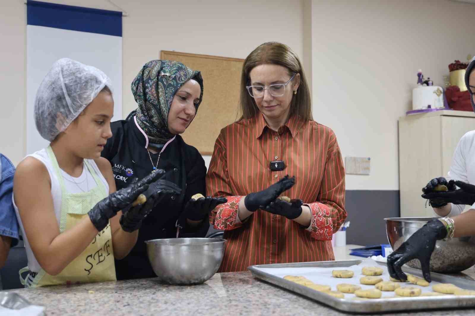 Başkan Vekili Abiş, anne-çocuk atölyelerinde miniklerin yetenekleri takip etti 