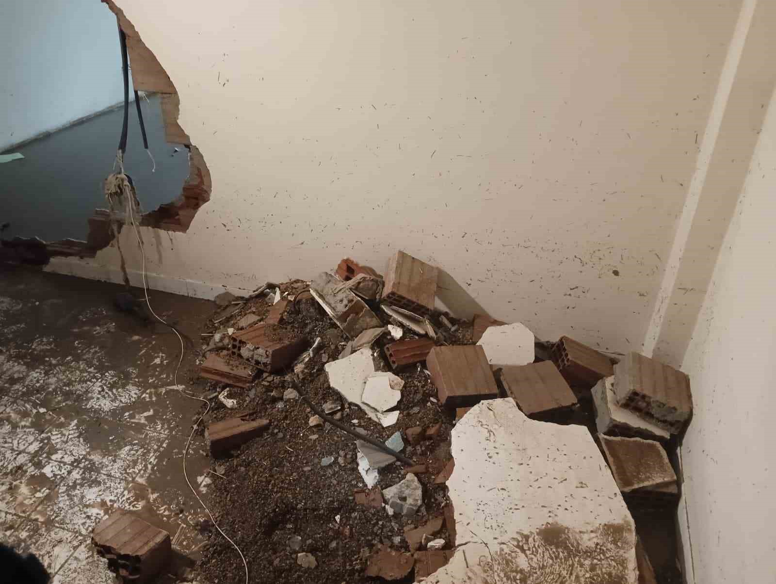 Ankara’da yağış sonrası su dolan dairenin duvarı yıkılarak kullanılmaz hale geldi 