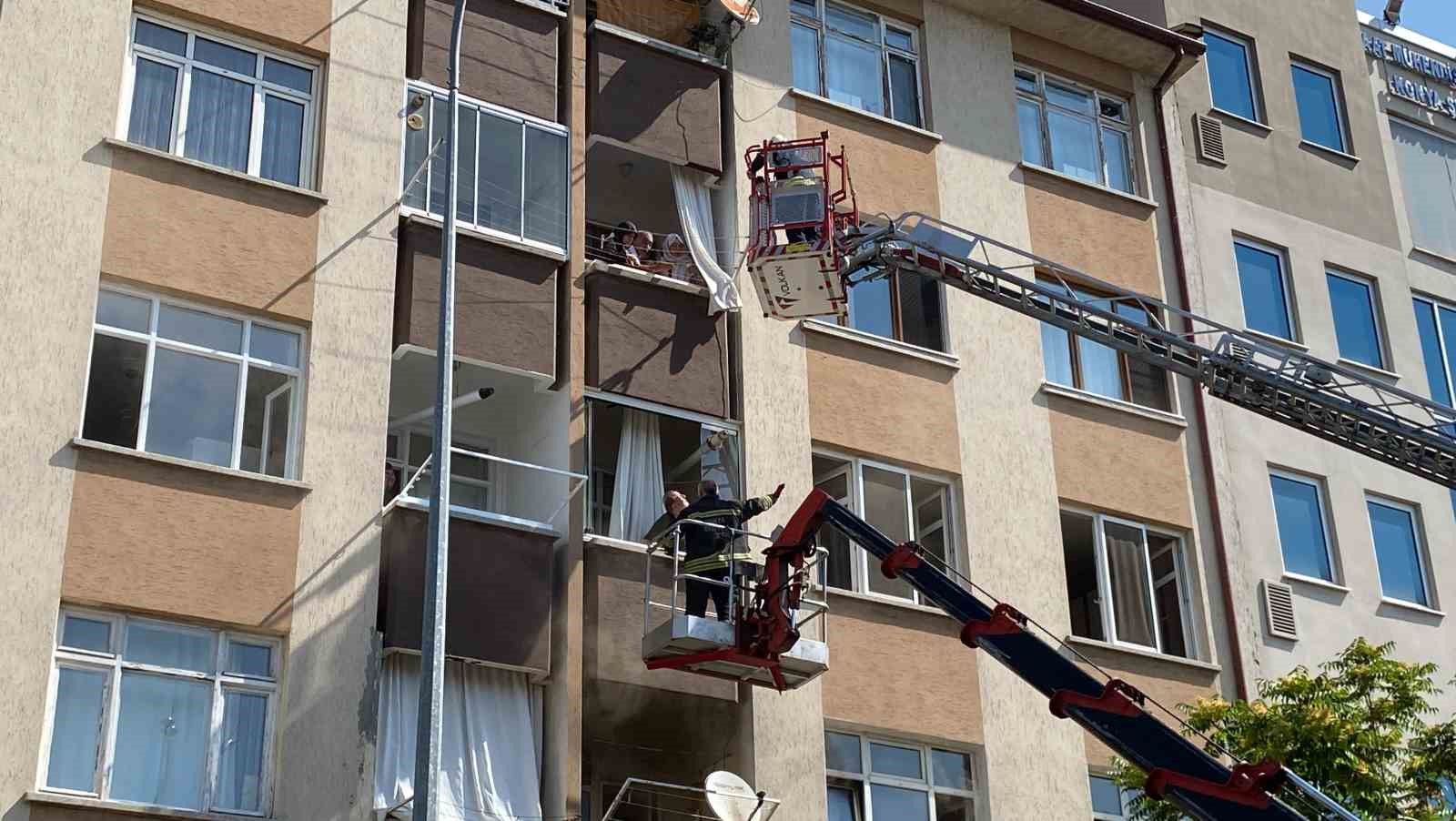 Konya’da apartmanda yangın paniği: 5 kişi dumandan etkilendi 