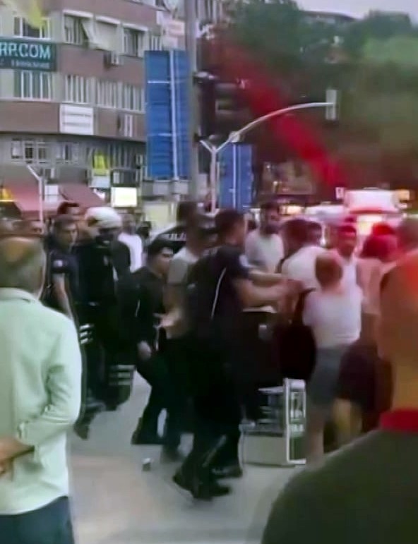 Şehrin göbeği boks ringine döndü: O anlar kamerada 