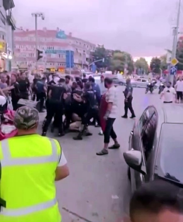 Şehrin göbeği boks ringine döndü: O anlar kamerada 