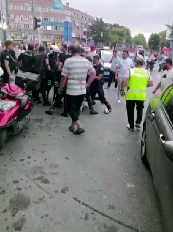 Şehrin göbeği boks ringine döndü: O anlar kamerada 