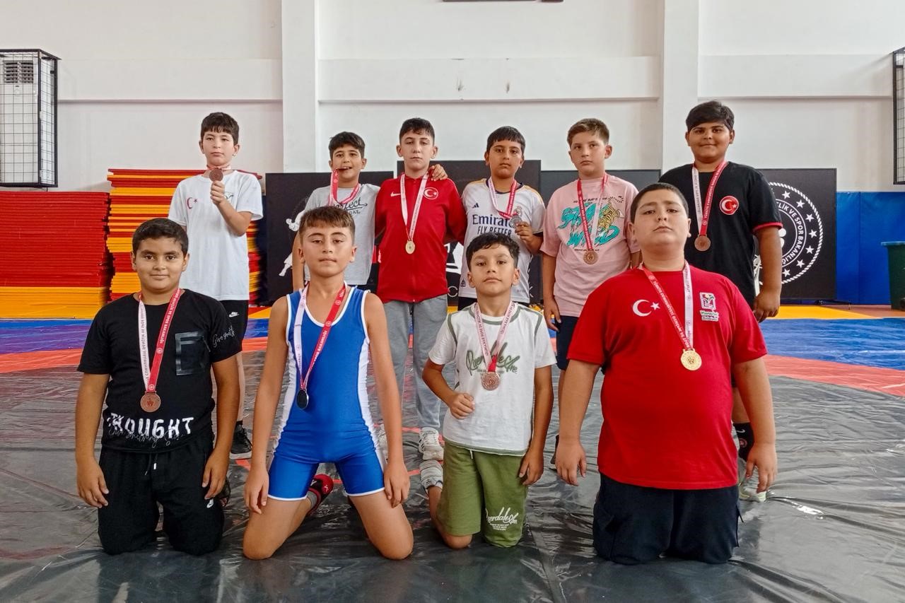 Manavgat Belediyesi Güreş Kulübü’nde minik sporculardan madalya yağmuru 
