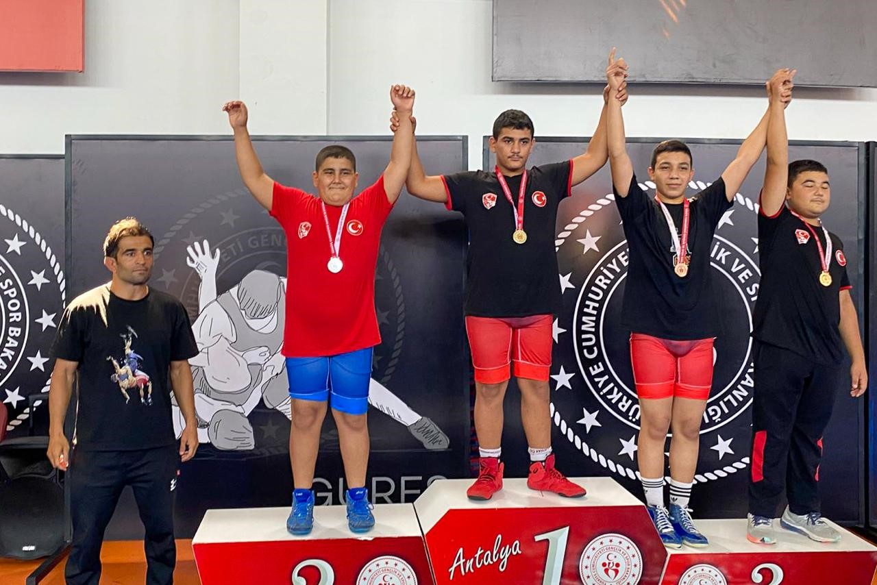 Manavgat Belediyesi Güreş Kulübü’nde minik sporculardan madalya yağmuru 