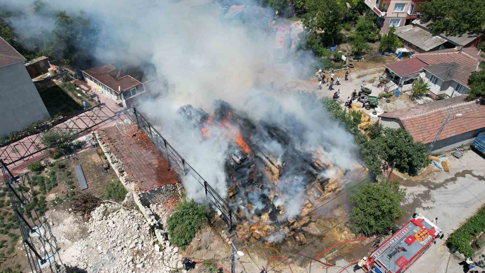 Arnavutköy’de yangın: Çiftçinin biriktirdiği saman balyaları küle döndü 