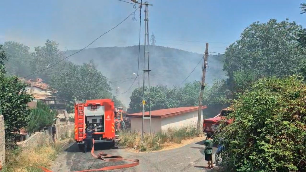 Sultangazi’de çıkan yangında 2 gecekondu kullanılamaz hale geldi 