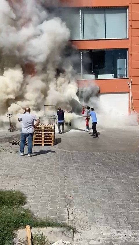Yangın tüpünü alan koştu 