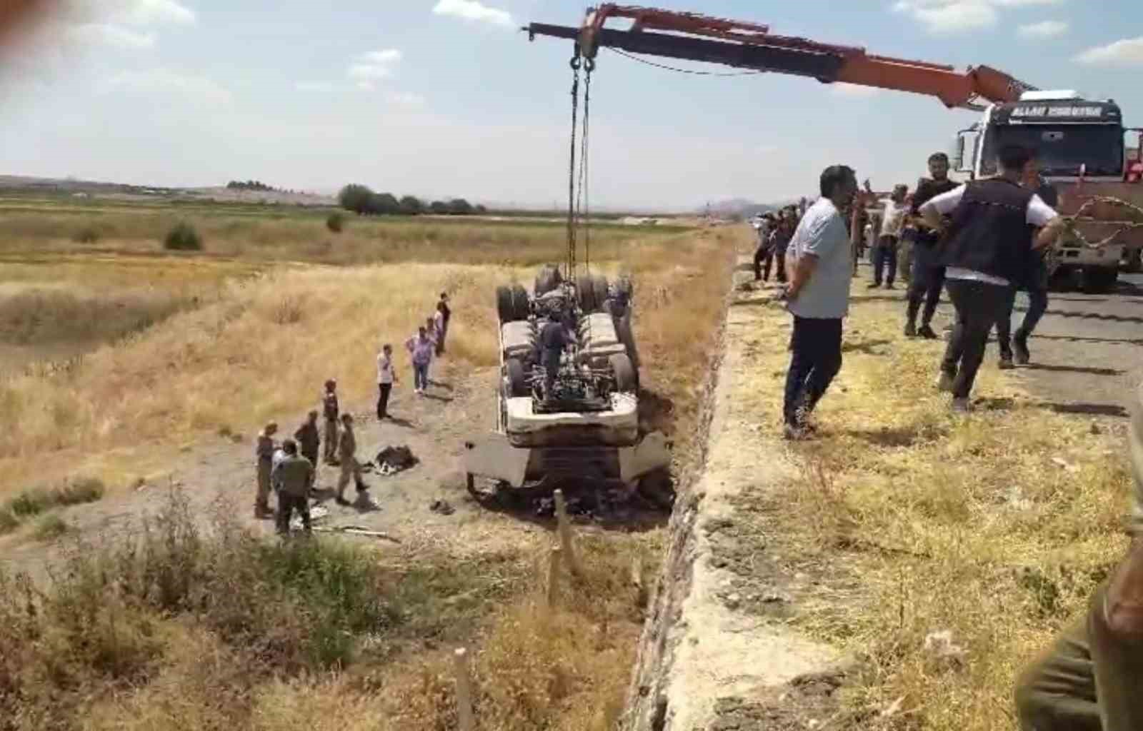 Şanlıurfa’da kum kamyonu şarampole devrildi: 2 yaralı 