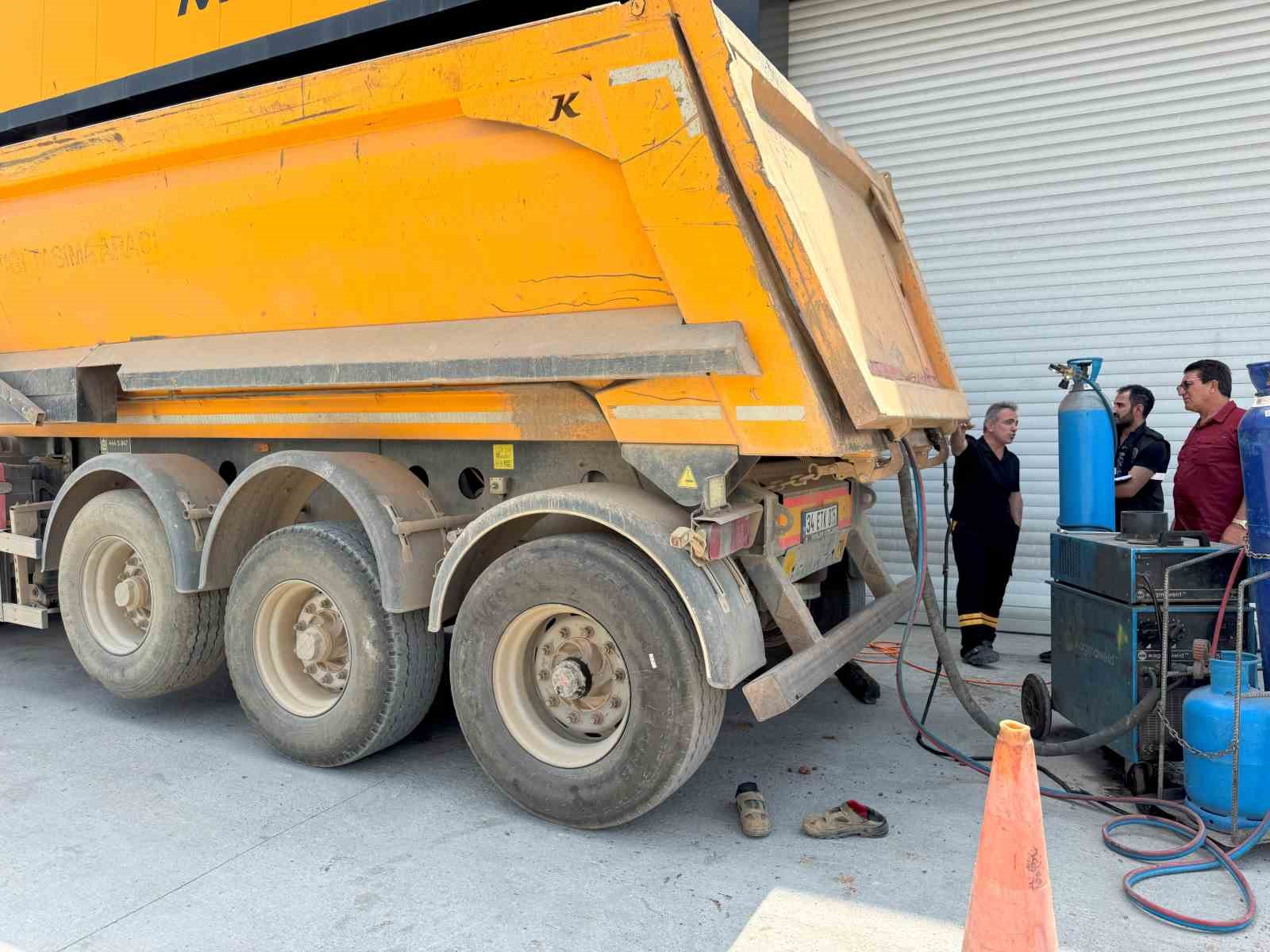 Kaynak sırasında damper kapağının kapanması ile kafası ezilen şoför hayatını kaybetti 