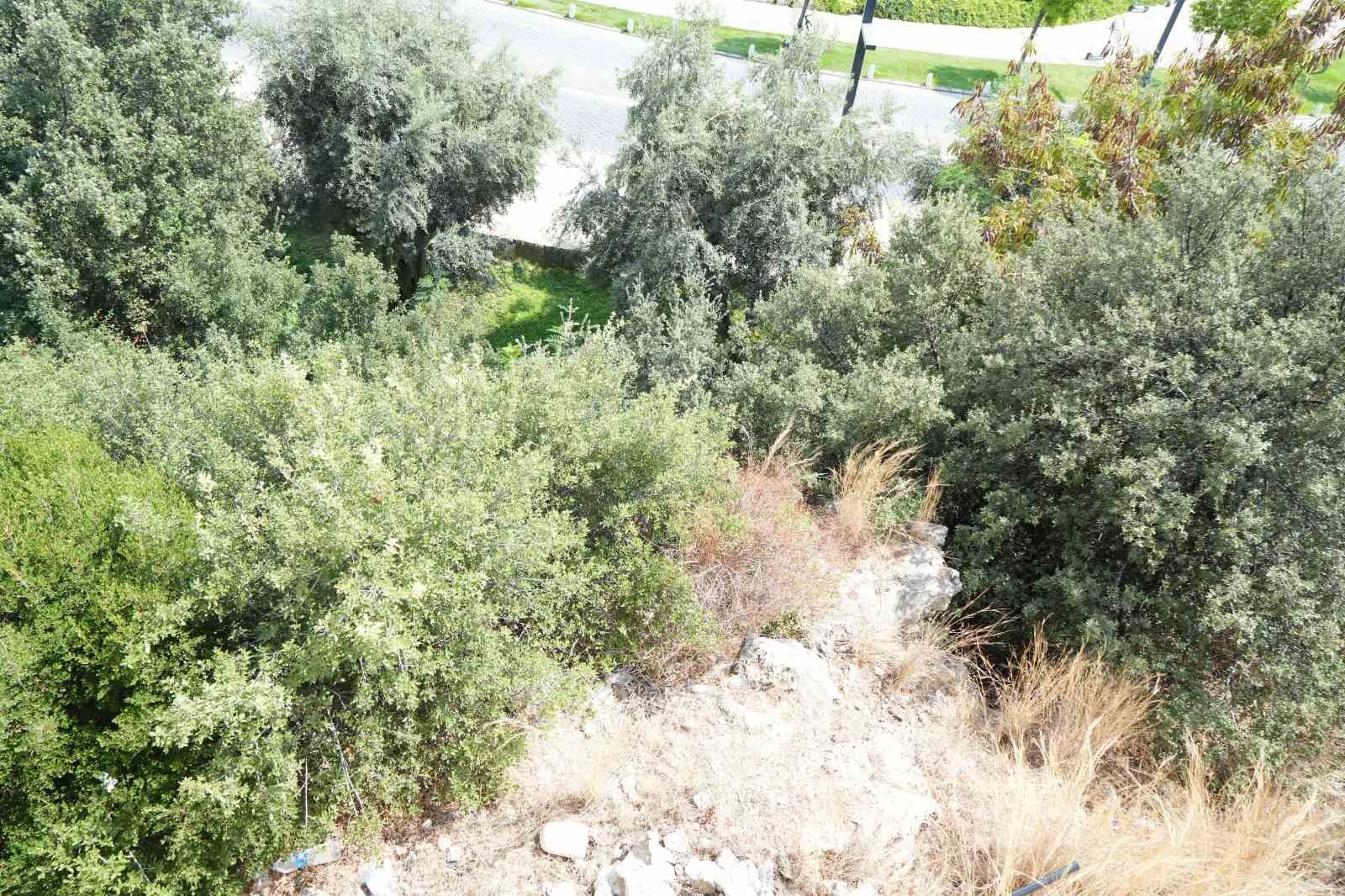 Virajı alamayan 2 çocuk bisikletle 5 metre yükseklikteki varyanttan çalılıklara düştü 