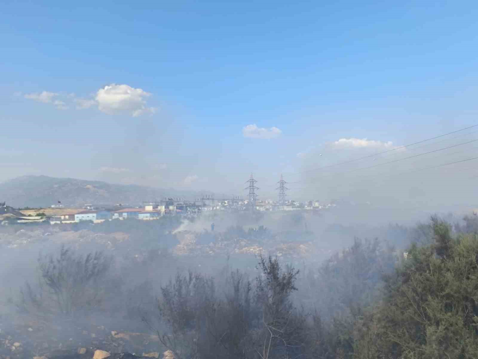 Kanal kenarında çıkan yangın rüzgarla geniş alana yayıldı 