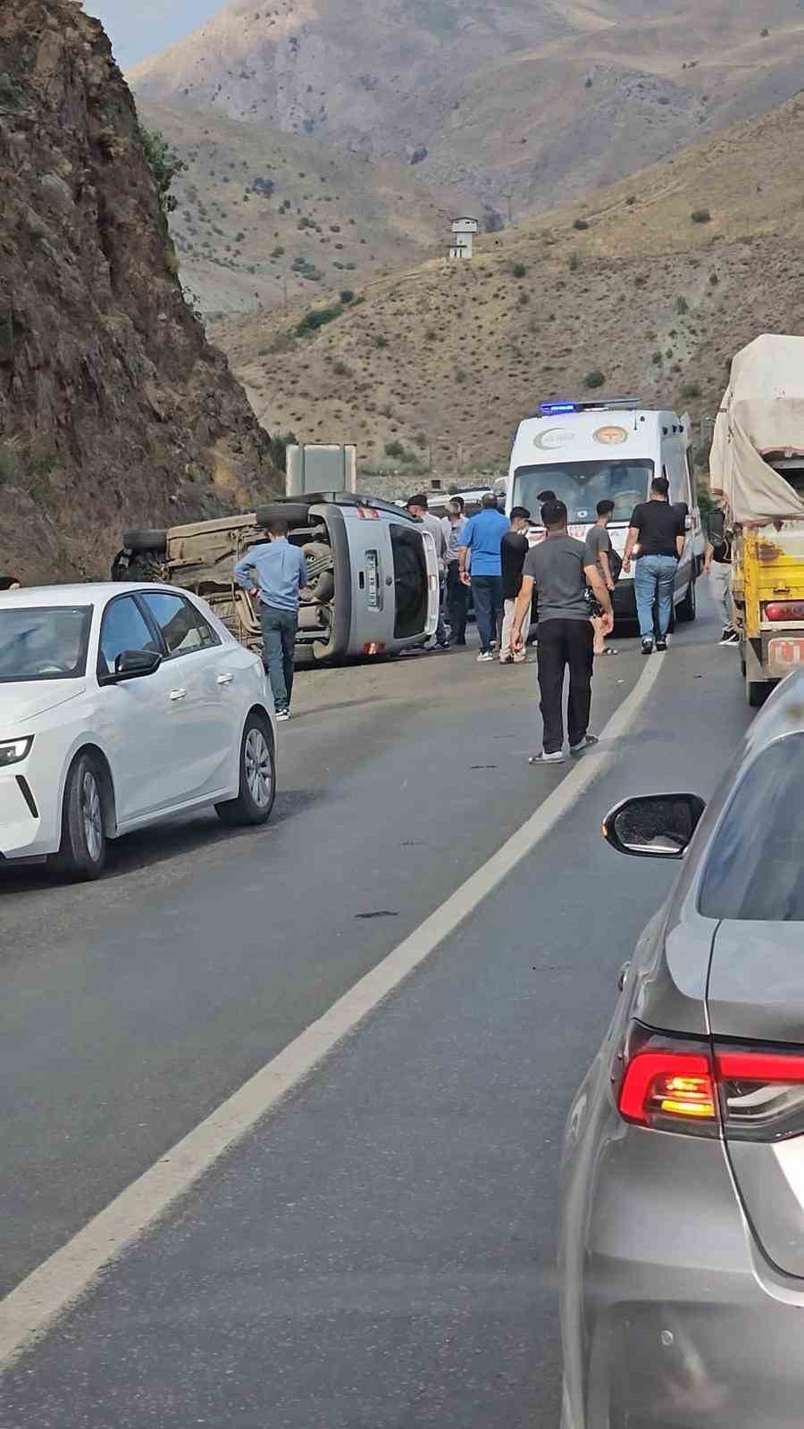 Yüksekova-Van kara yolunda kaza: 5 yaralı 