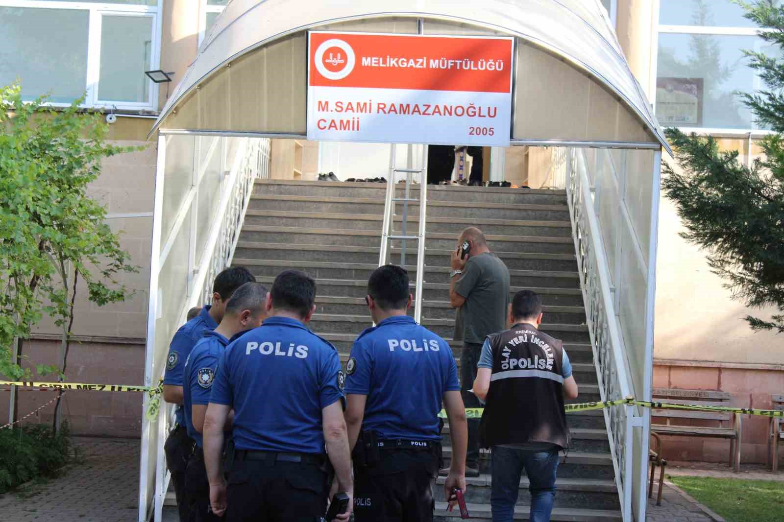 Husumetlisini namaz kılarken boğazını keserek öldürdü 