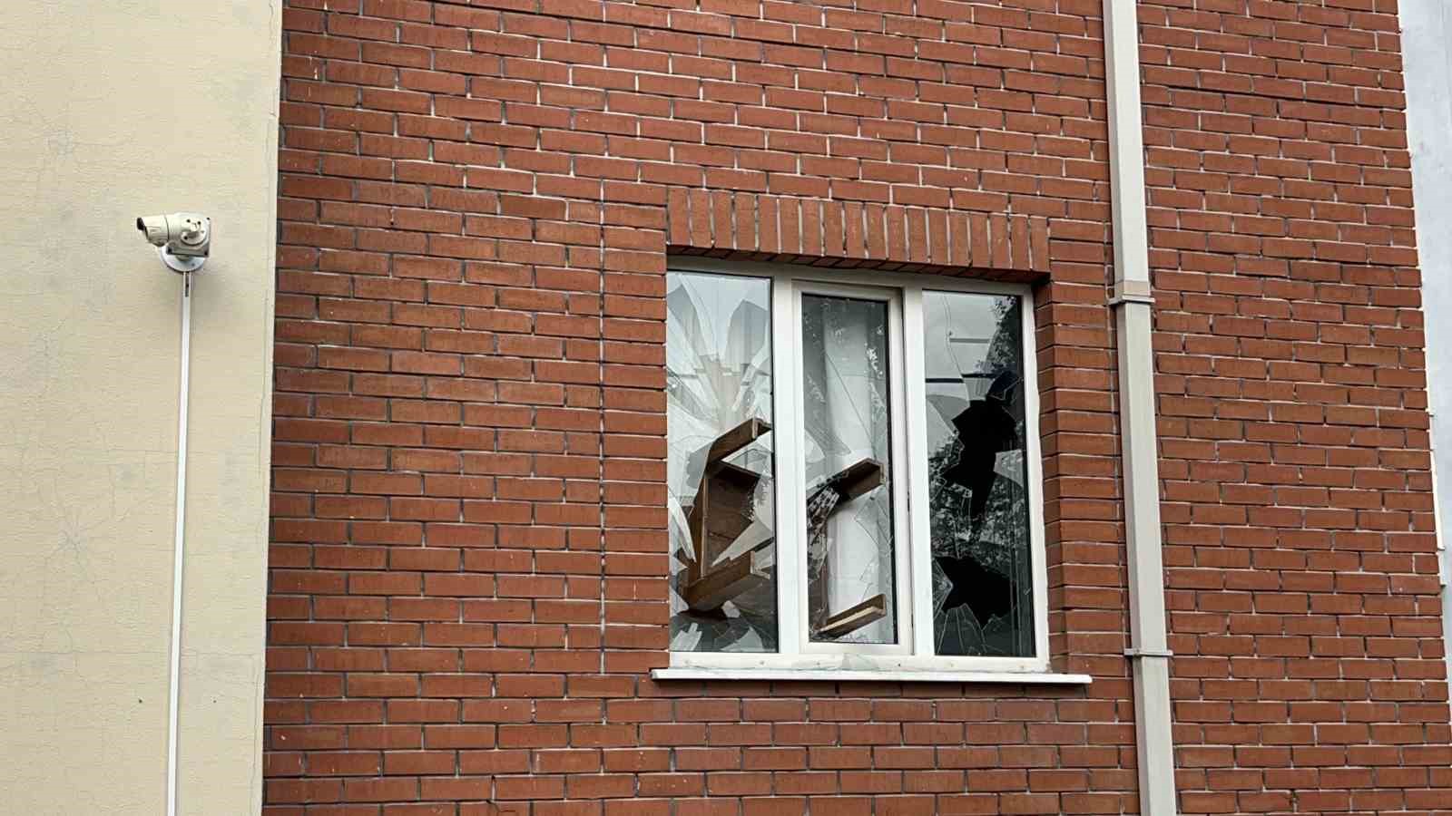 Binayı ateşe vermeye kalkışan alkollü şahıs 4 saatte ikna edilerek hastaneye kaldırıldı 
