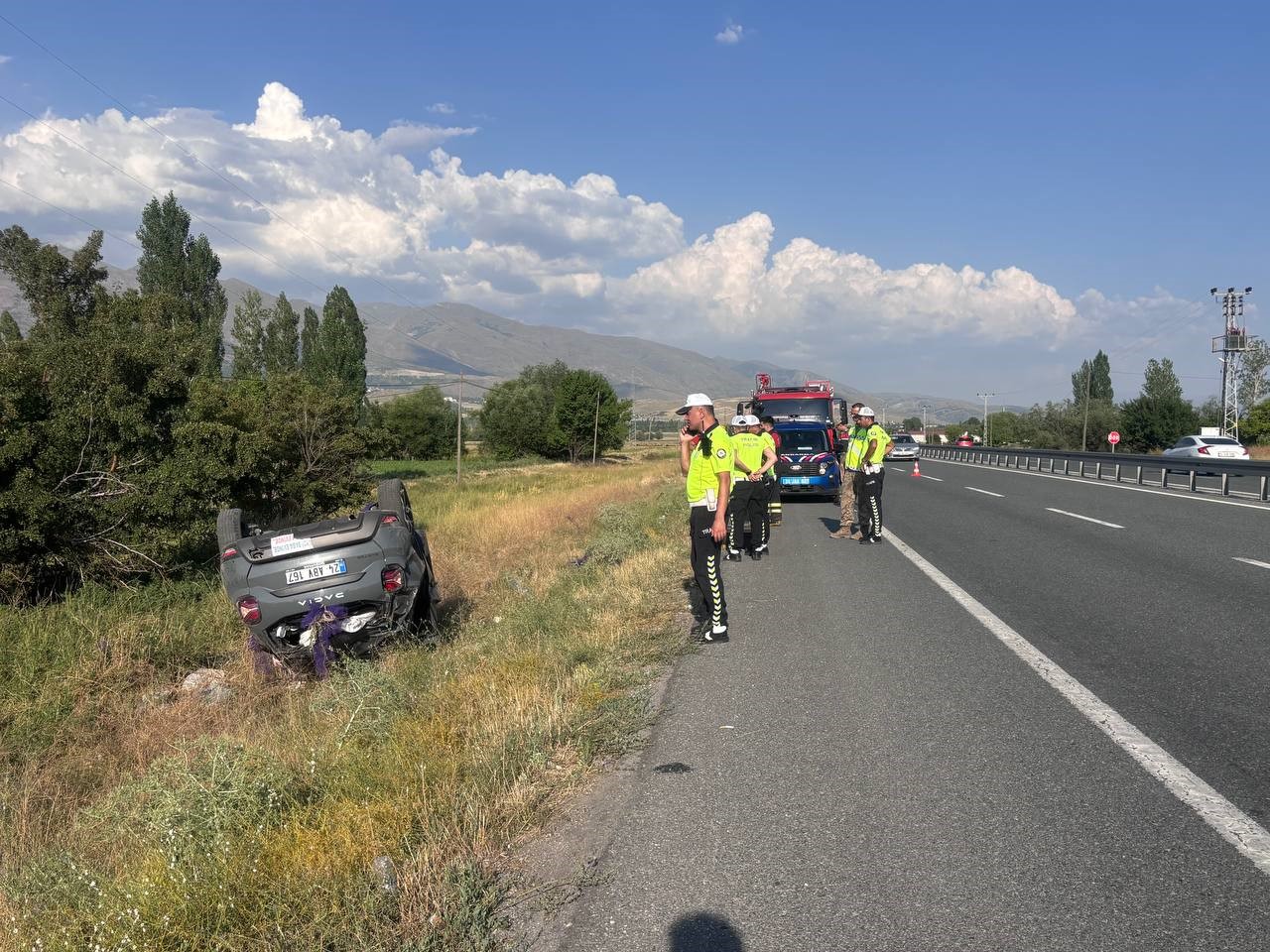 Nişan dönüşü Erzincan yolunda feci kaza: 1 ölü, 4 yaralı 