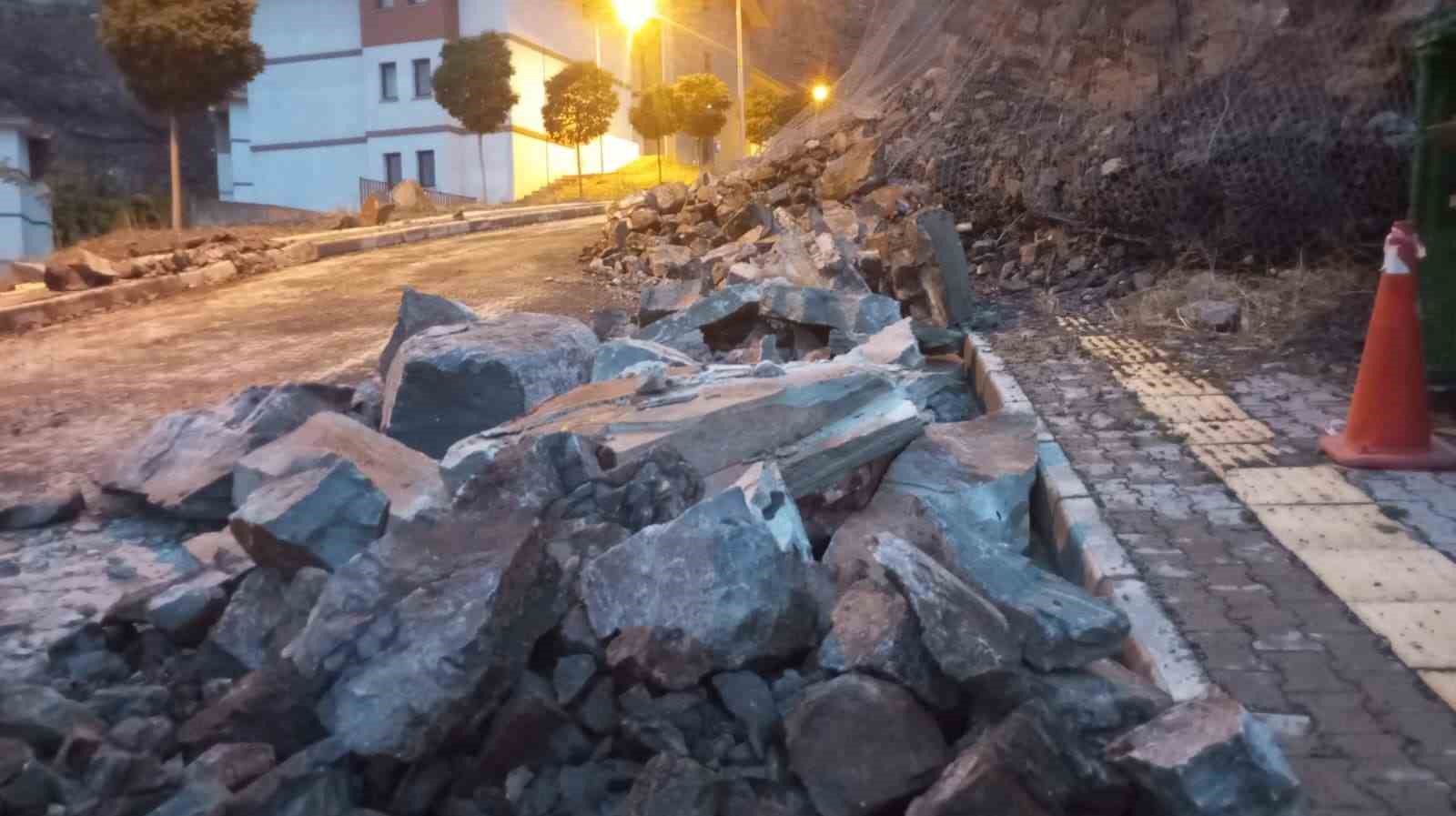 Artvin’de fırtına çatıları uçurdu