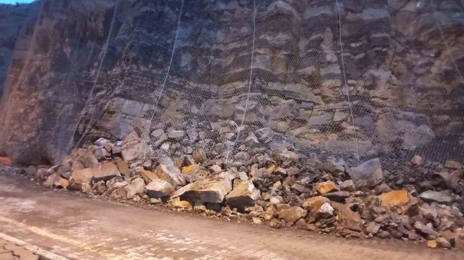 Artvin’de fırtına çatıları uçurdu 