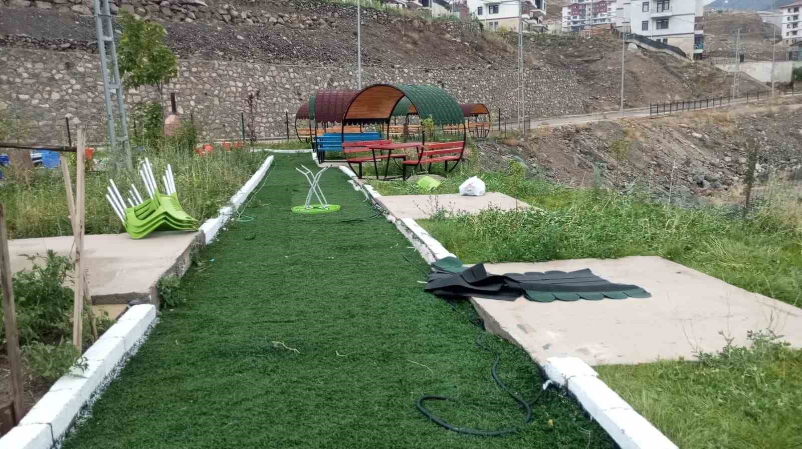Artvin’de fırtına çatıları uçurdu 