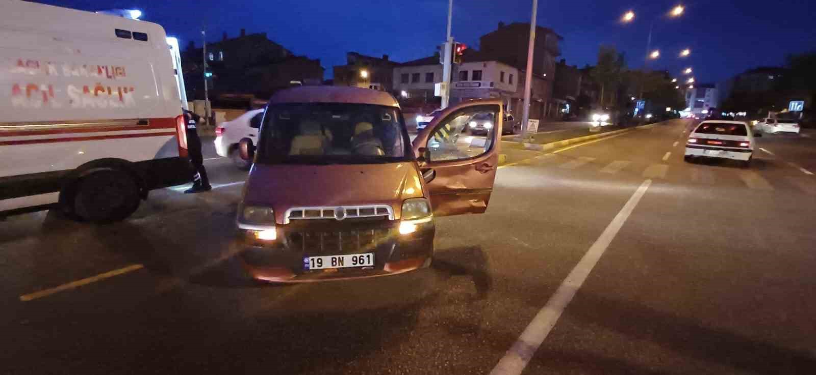 Çorum’da hafif ticari araçla çarpışan motosikletin sürücüsü yaralandı