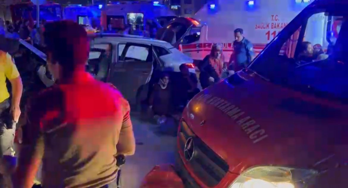 Kırmızı ışık ihlali ortalığı savaş alanına çevirdi: 2’si ağır 8 yaralı 