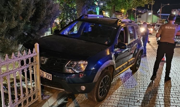 Fenalaşan cip sürücüsü demir korkuluklara çarptı 