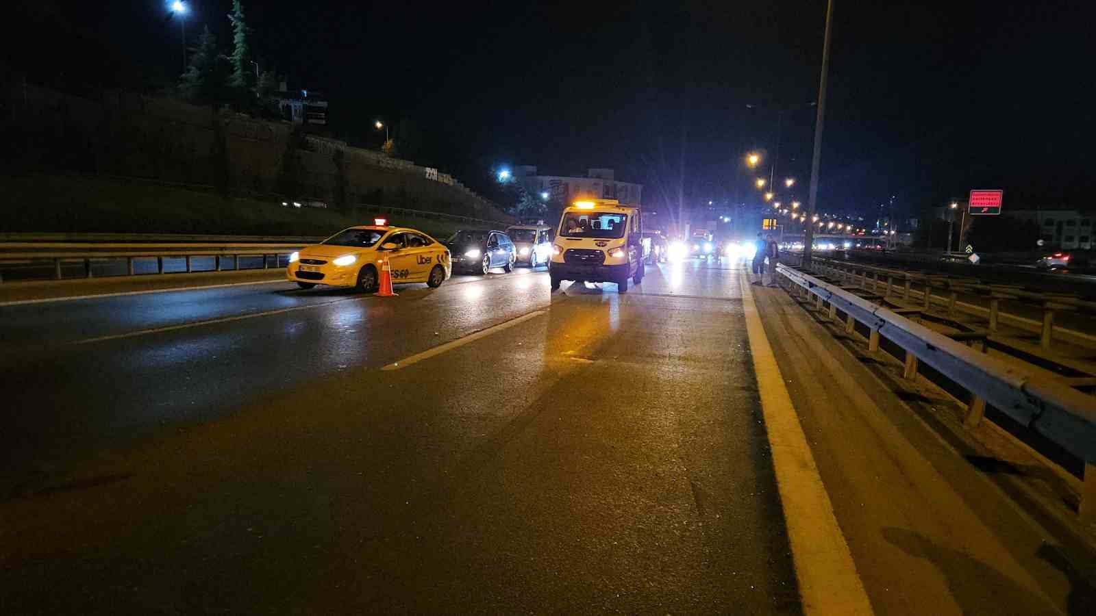 Otoyoldan karşıya geçmeye çalışırken otomobilin çarptığı adam hayatını kaybetti 