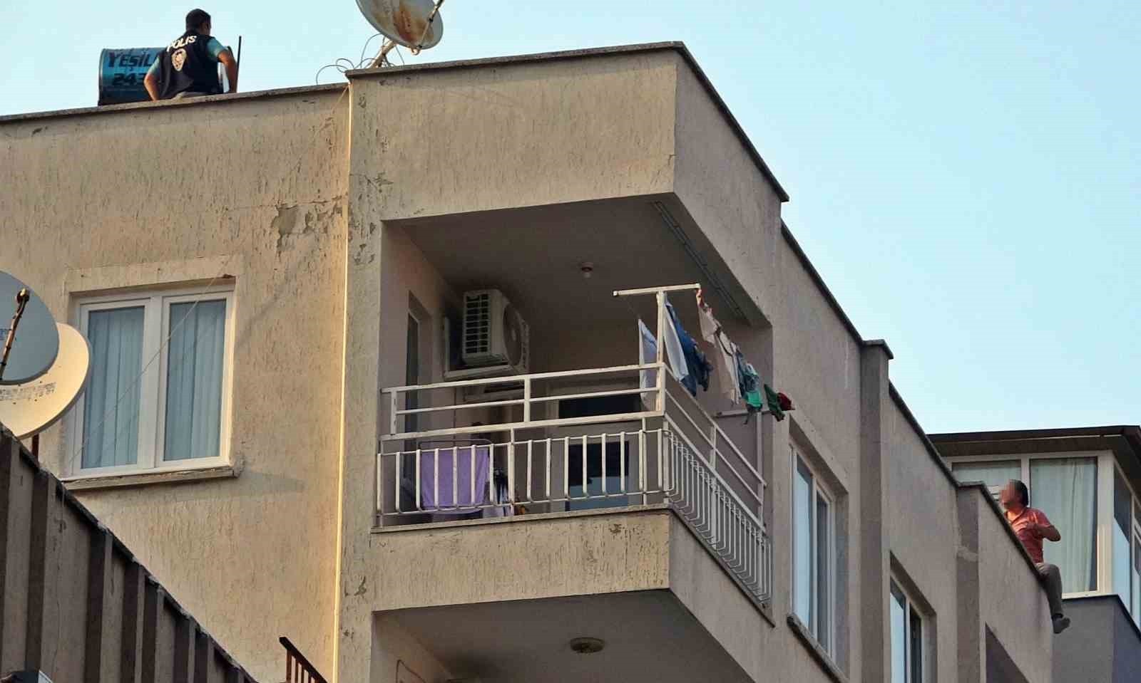 Karısına kızıp çatıya çıktı, itfaiye erlerine zor anlar yaşattı