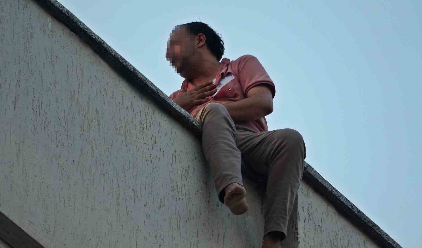 Karısına kızıp çatıya çıktı, itfaiye erlerine köşe kapmaca oynattı 