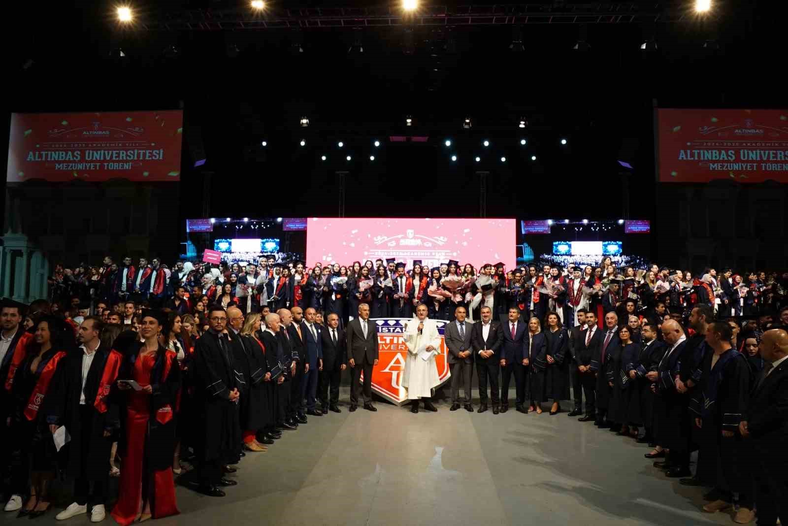 Altınbaş Üniversitesi 2024-2025 Akademik Yılı Mezuniyet Töreni düzenlendi 