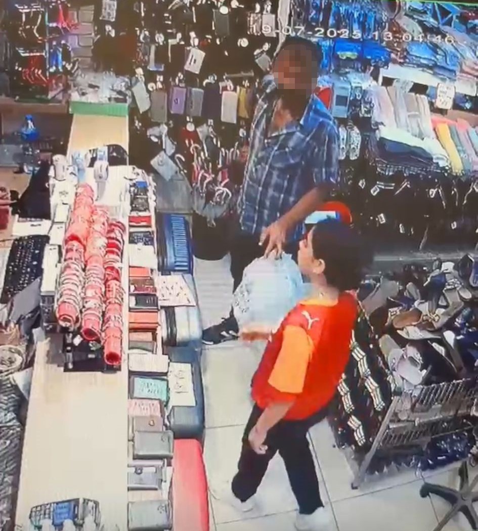 Parfüm hırsızı kamerada 