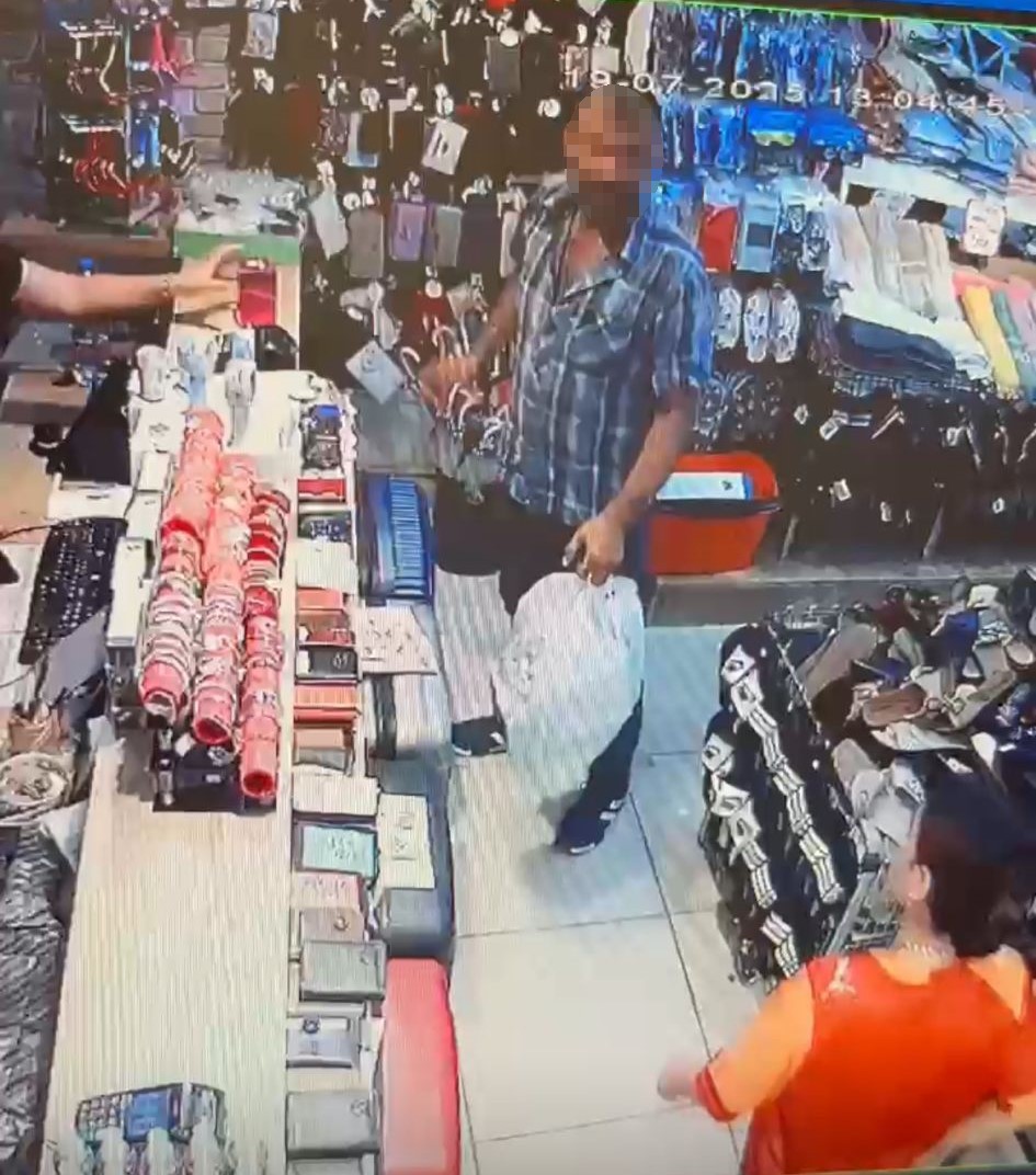 Parfüm hırsızı kamerada 