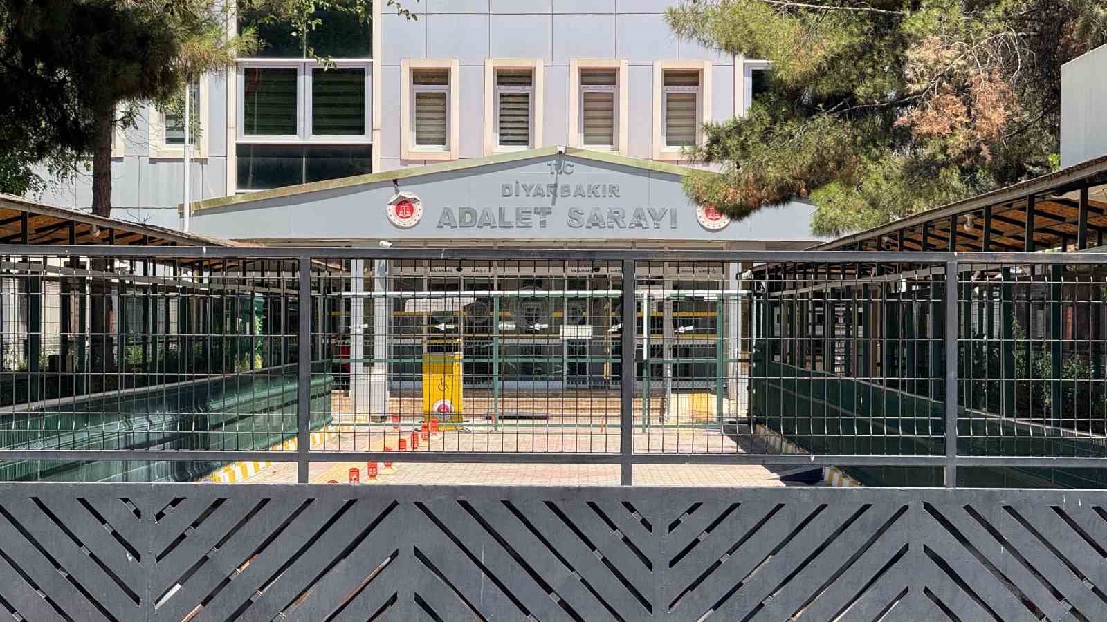 Kardeşlerine ’hayvan dışkısı yedirdiği iddiasıyla’ gözaltına alınan ağabeye adli kontrol kararı