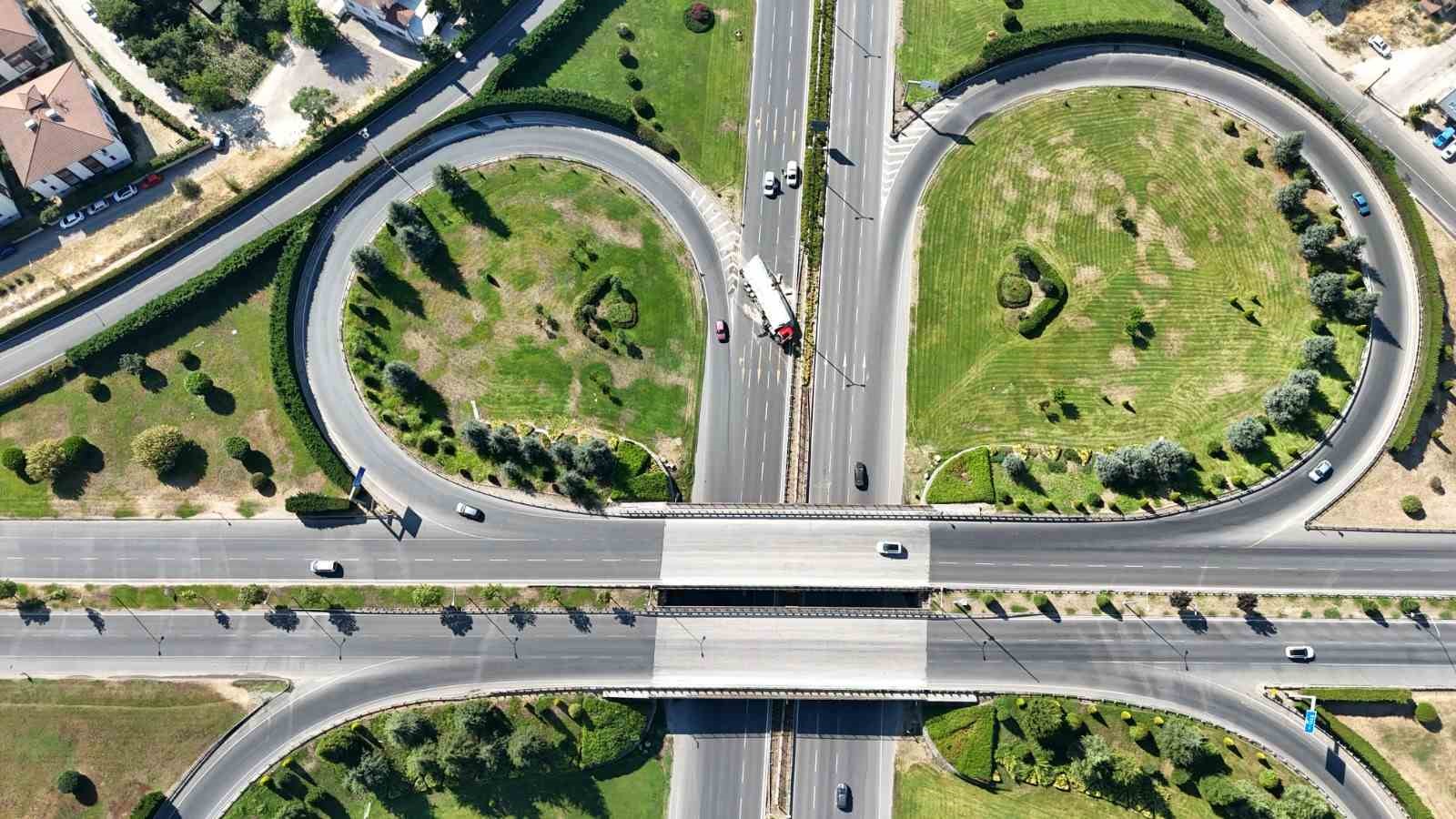 Saman yüklü tır devrildi, sürücü ’hızlıydım’ dedi 