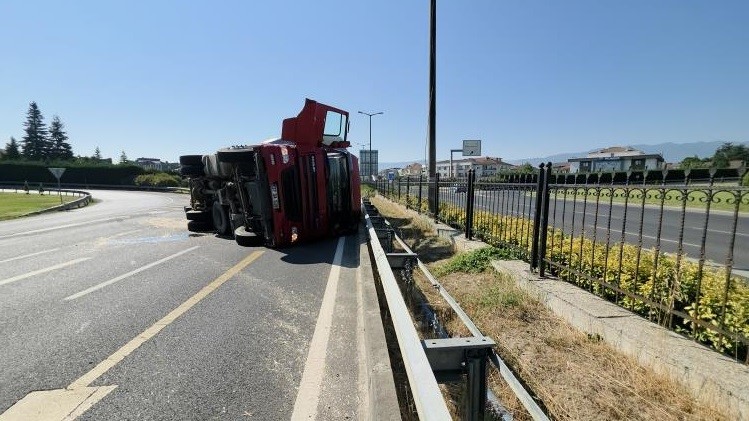 Saman yüklü tır devrildi, sürücü ’hızlıydım’ dedi 