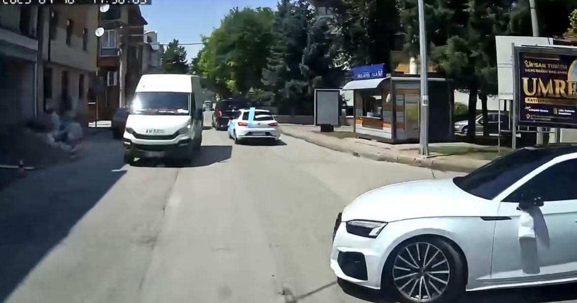 Düğün konvoyu için yol kesti, trafiği felç etti 