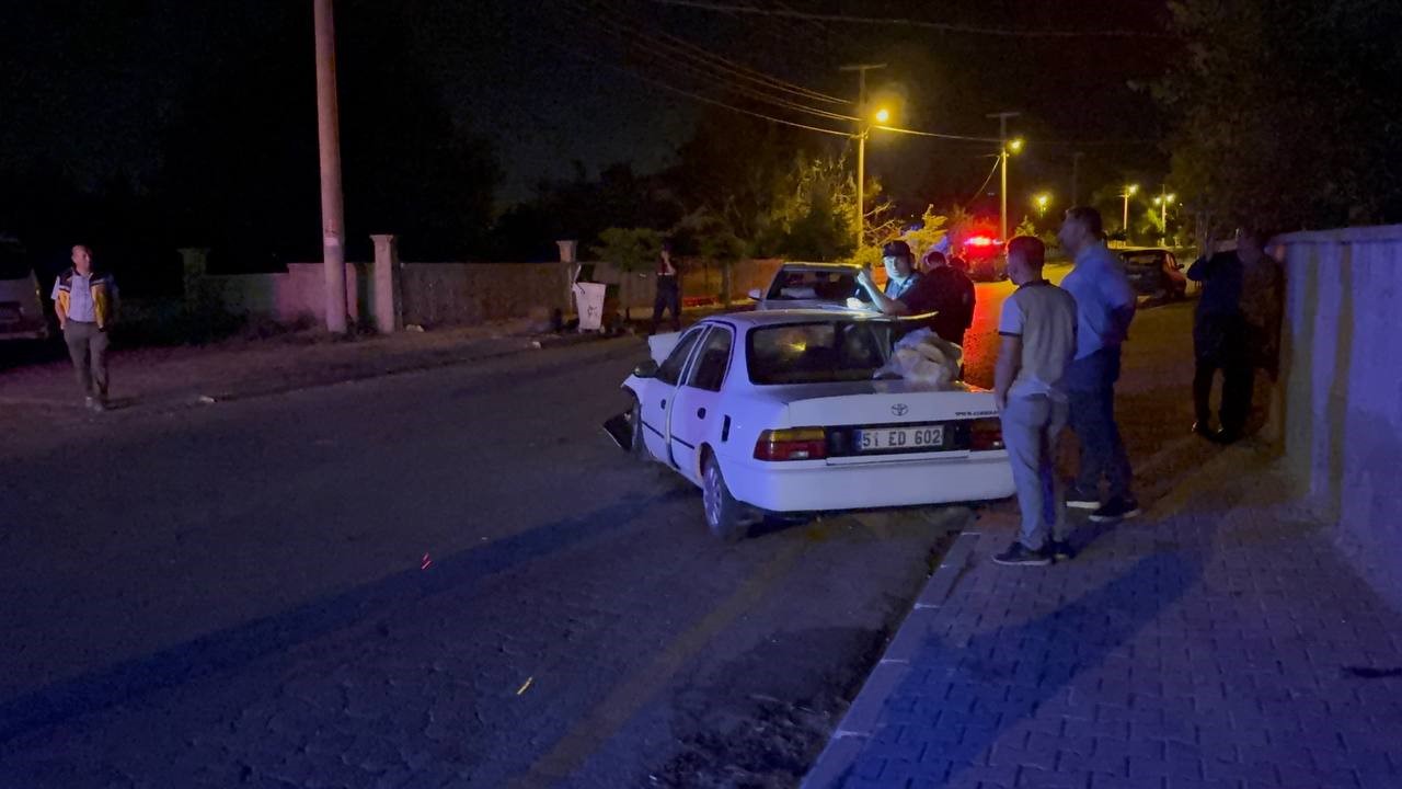 Otomobiller kafa kafaya çarpıştı: 3’ü çocuk 6 yaralı 
