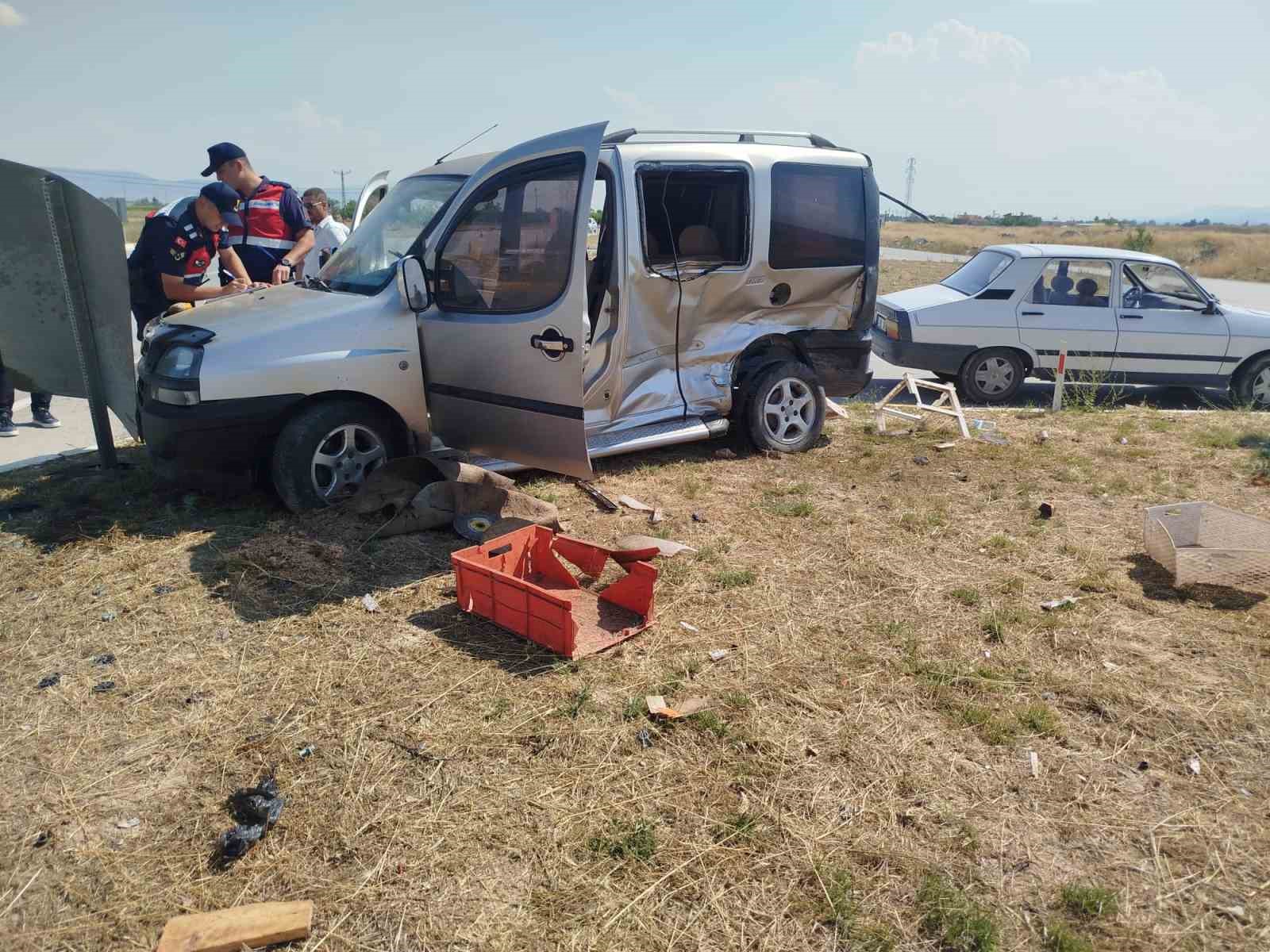 Kavşakta çarpışan iki otomobil hurdaya döndü: 5 yaralı 