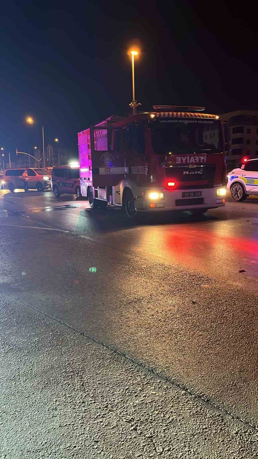Balıkesir’de motosikletle otomobil kaza yaptı; 1ölü, 1 yaralı 