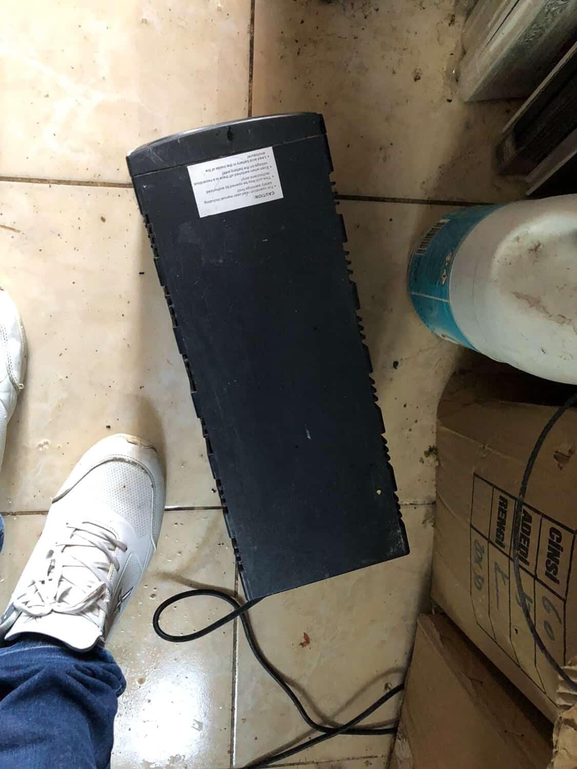 ASKİ boru patlağını onardığı sırada taşan su elektronik mağazasını bastı 