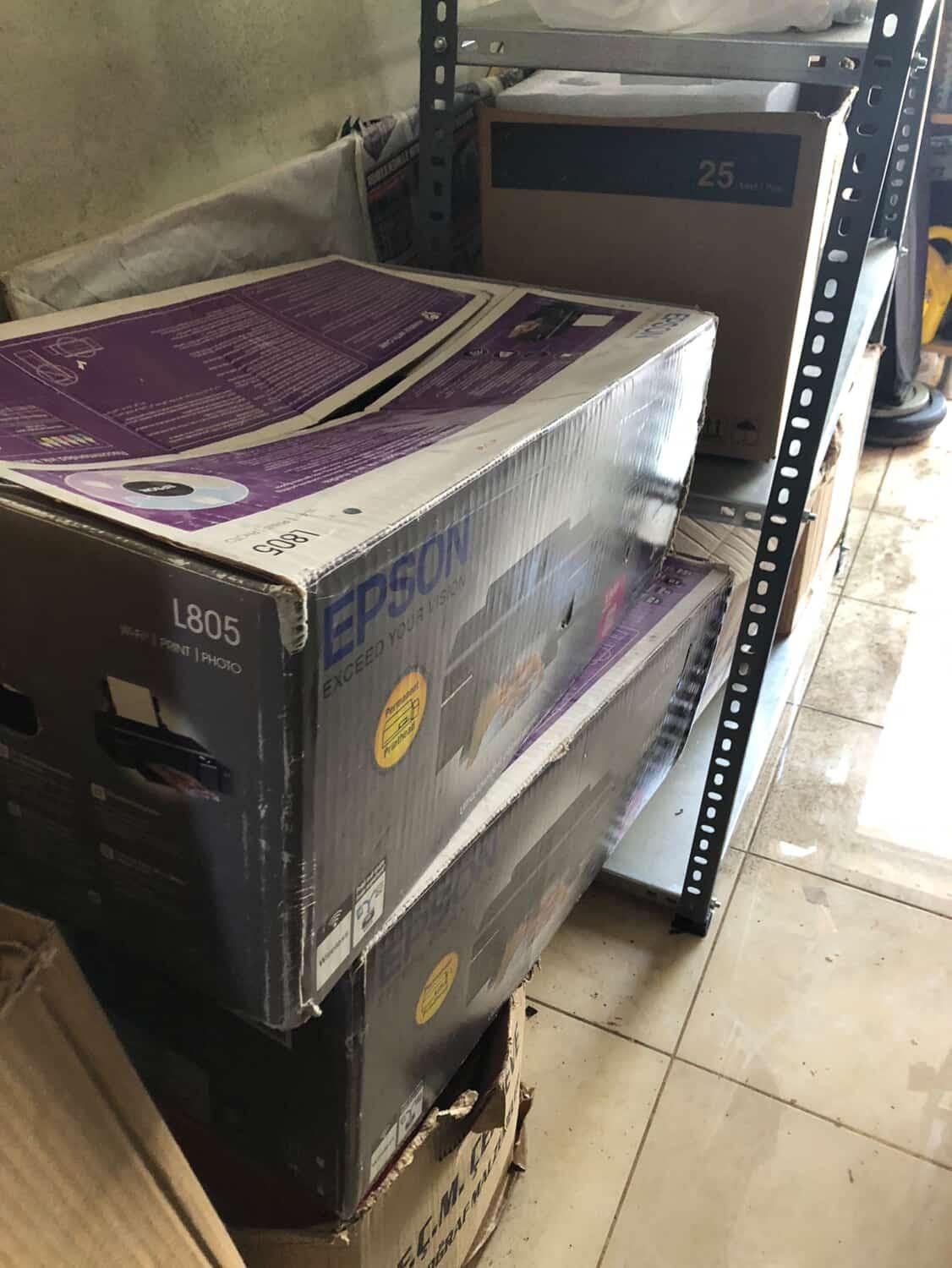 ASKİ boru patlağını onardığı sırada taşan su elektronik mağazasını bastı 