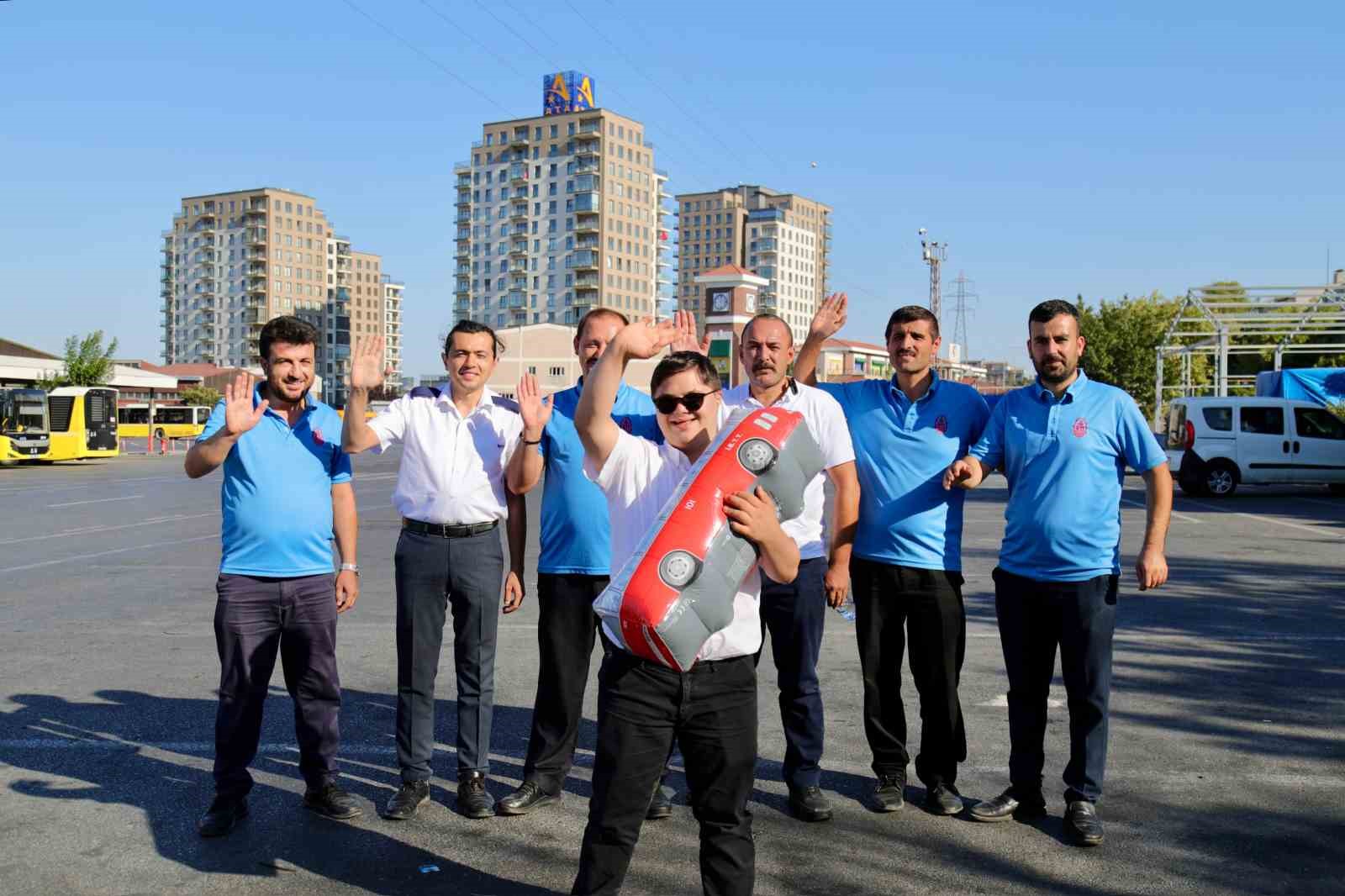 Kaybolan down sendromlu genç, İETT şoförünün dikkati sayesinde ailesine kavuştu 